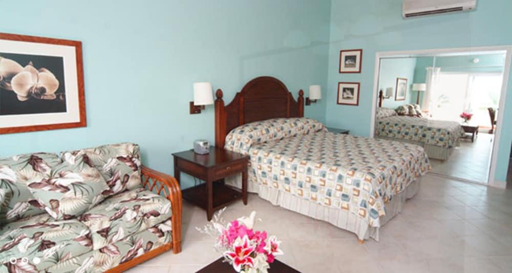 Trade Winds Hotel Dickenson Bay Екстериор снимка