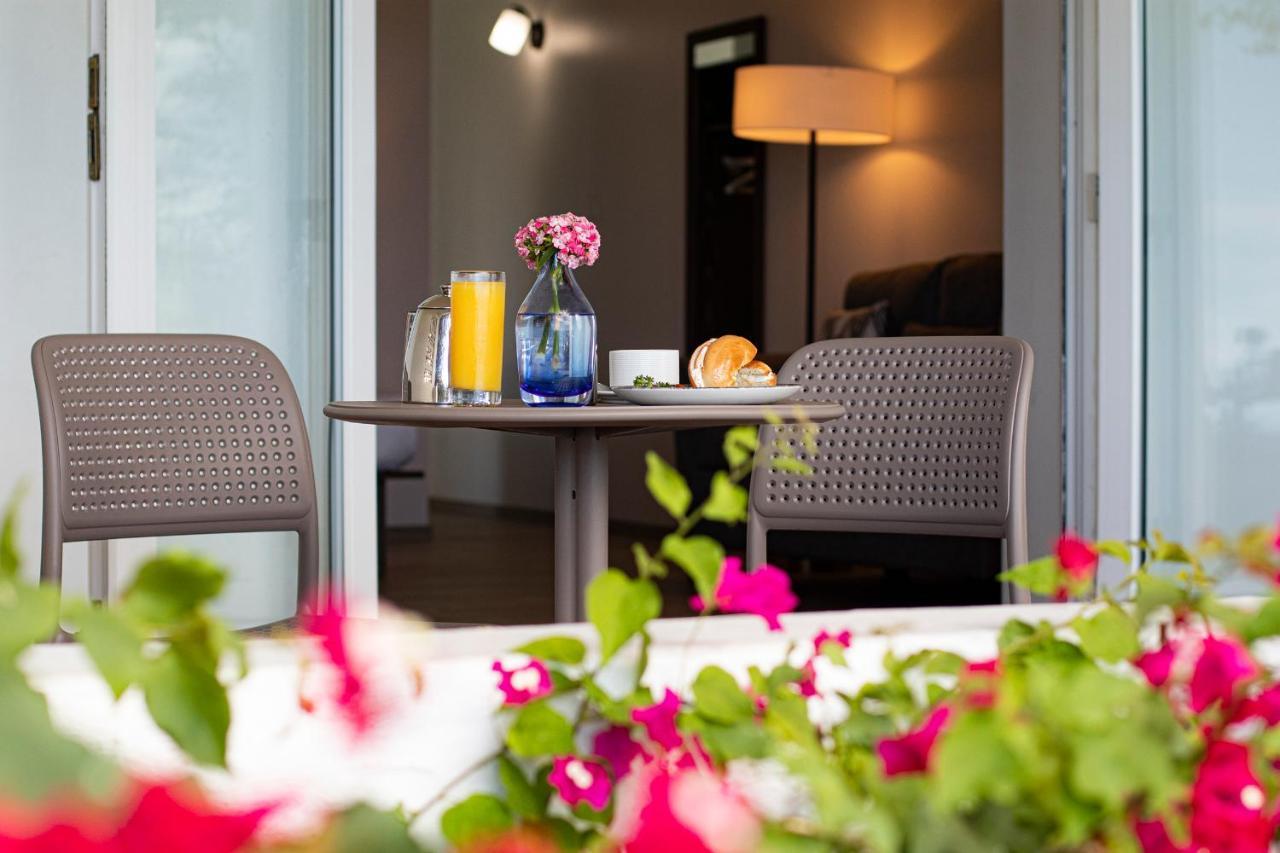 Trade Winds Hotel Dickenson Bay Екстериор снимка