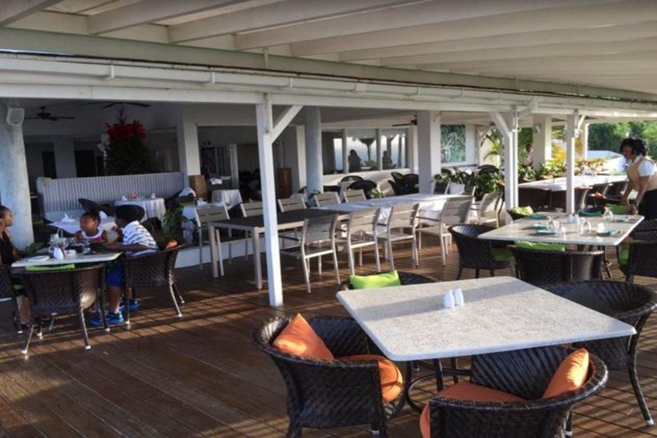 Trade Winds Hotel Dickenson Bay Екстериор снимка