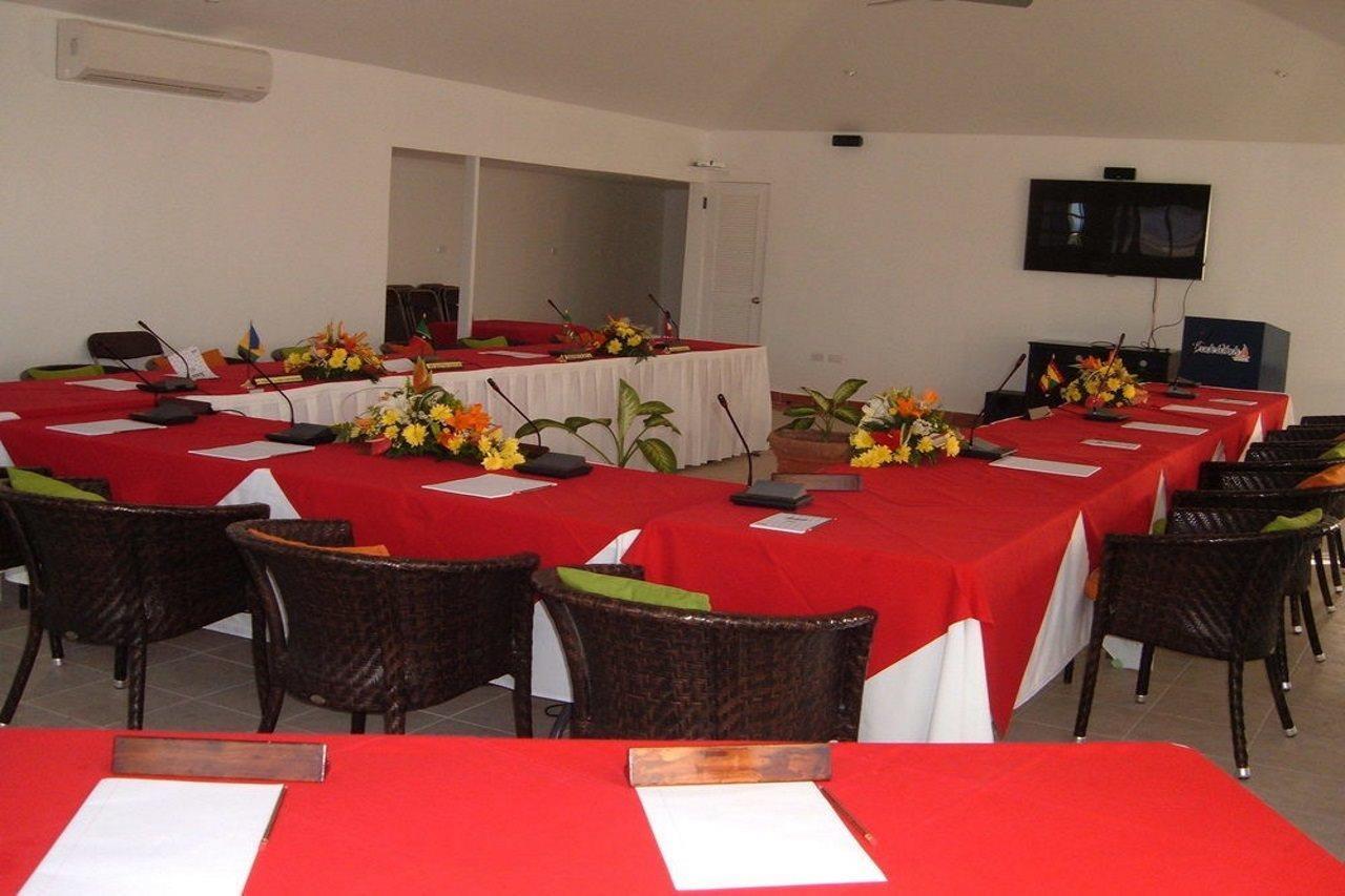 Trade Winds Hotel Dickenson Bay Екстериор снимка