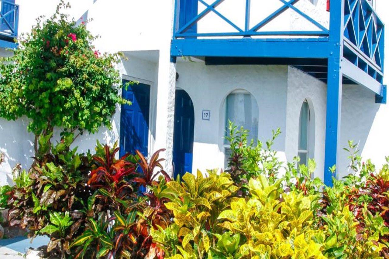 Trade Winds Hotel Dickenson Bay Екстериор снимка