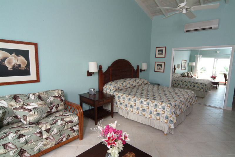 Trade Winds Hotel Dickenson Bay Екстериор снимка