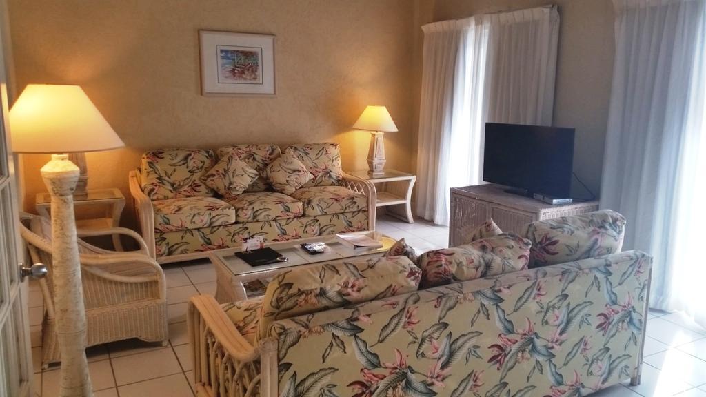 Trade Winds Hotel Dickenson Bay Екстериор снимка