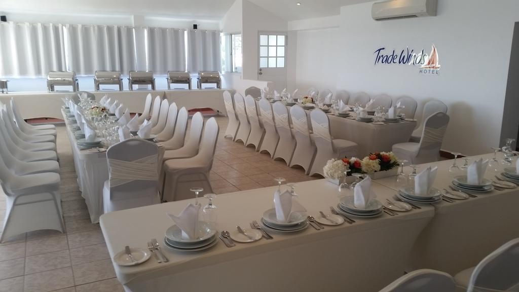 Trade Winds Hotel Dickenson Bay Екстериор снимка