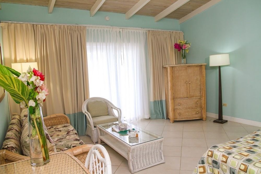Trade Winds Hotel Dickenson Bay Екстериор снимка