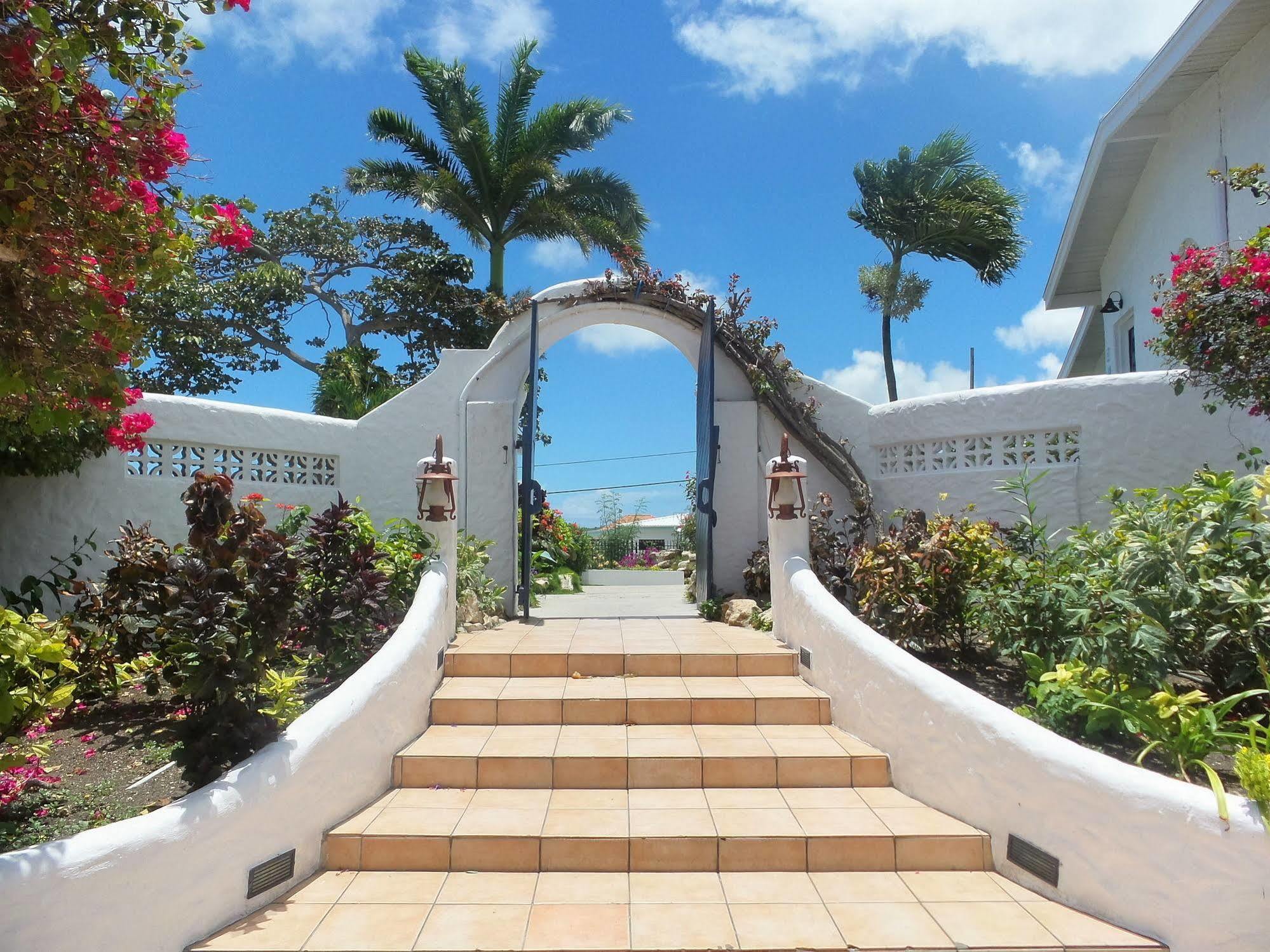 Trade Winds Hotel Dickenson Bay Екстериор снимка